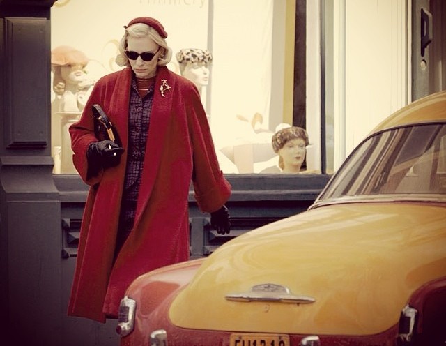 Carol 的深紅大衣和裡面穿深棕格子套裙