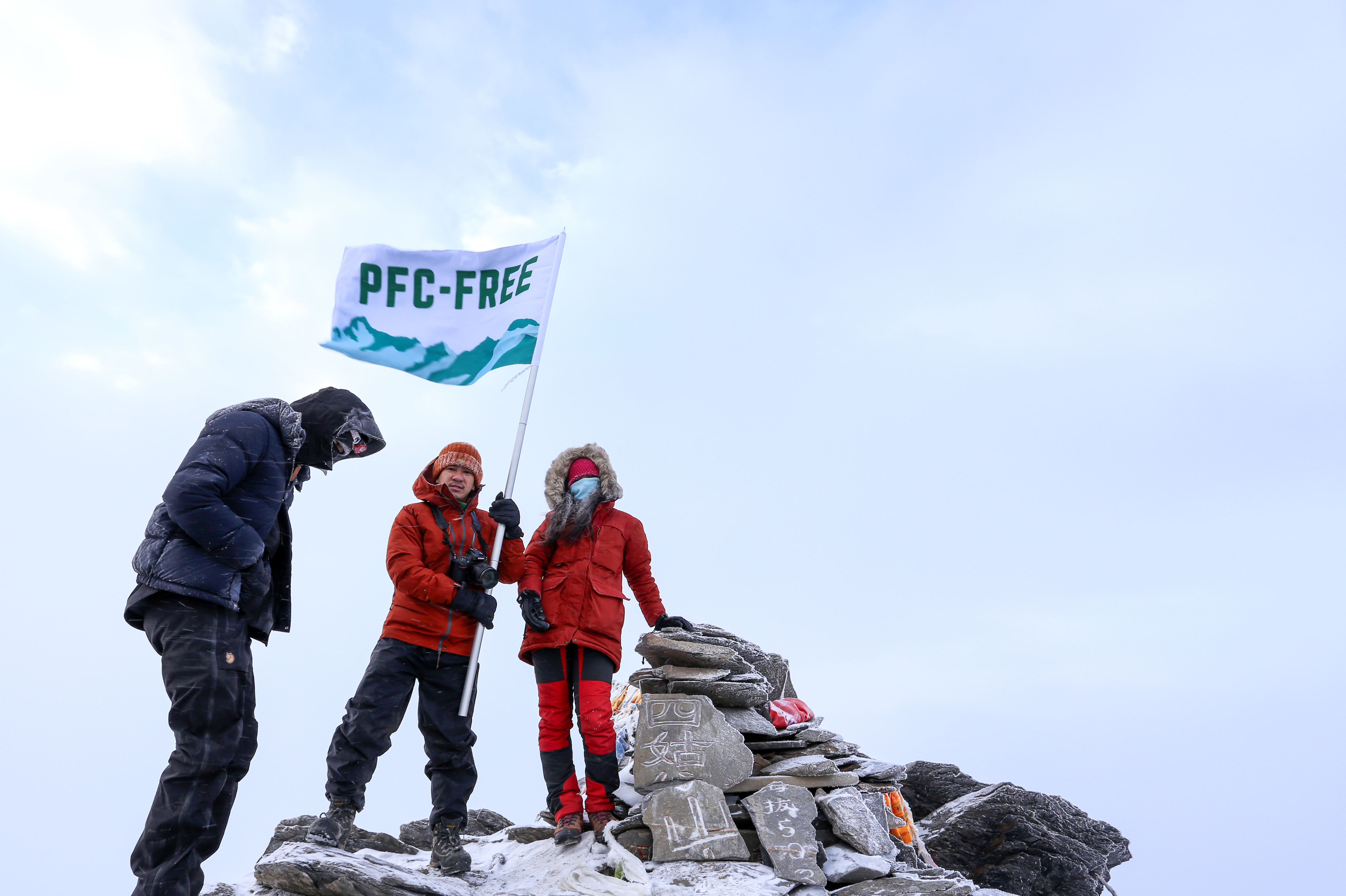 來自中國，香港及台灣三地的登山家，以較環保的方式登山，希望帶動更多戶外活動愛好者改用 PFC-free 產品，推動戶外品牌淘汰 PFCs
