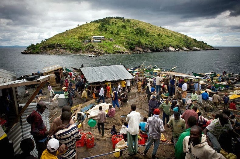 海域盛產尼羅尖吻鱸，產值高達數百萬美元，吸引來自肯亞、烏干達和坦桑尼亞的大批漁民移居島上。　圖片來源：Andrew Mcleish