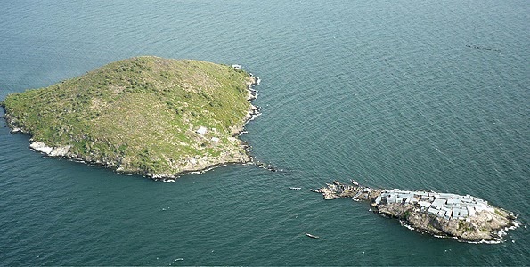 米金戈島 200 百米外有另一座較大的島，卻無人居住。　圖片來源：互聯網