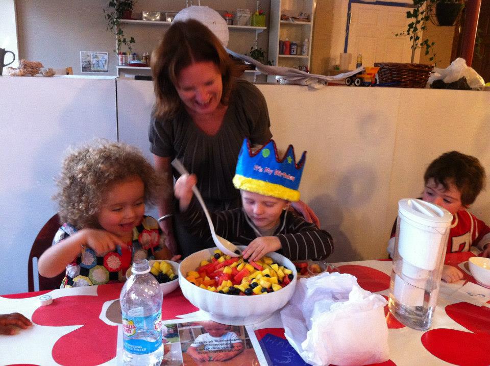 幼稚園的聚會，以沙律代替蛋糕零食。 來源：The Scandinavian School of Jersey City 的 facebook 專頁。