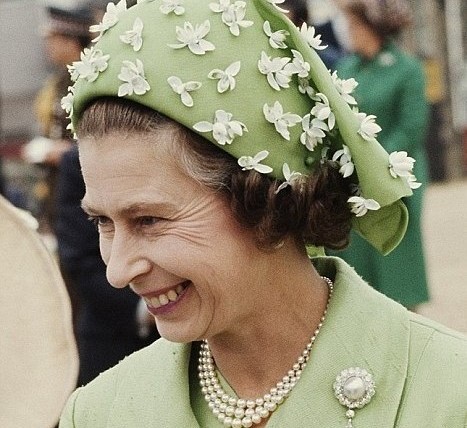 The Queen's green cap by Simone Mirman／圖片來源：Pinterest