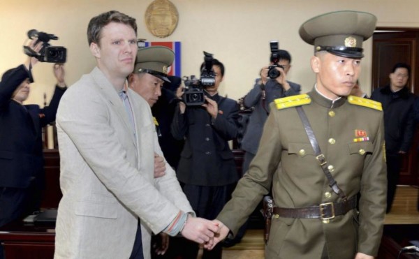 美國學生 Otto Warmbier 遊北韓，來拿張金正日海報做手信，結果被捕判罪，從此長留平壤。圖片來源：路透社