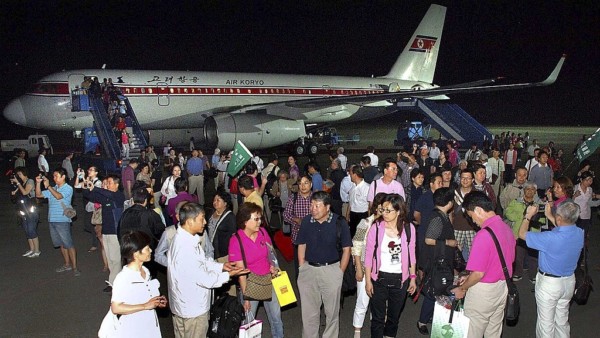 一批來自上海的旅客抵達平壤的機場。圖片來源：路透社