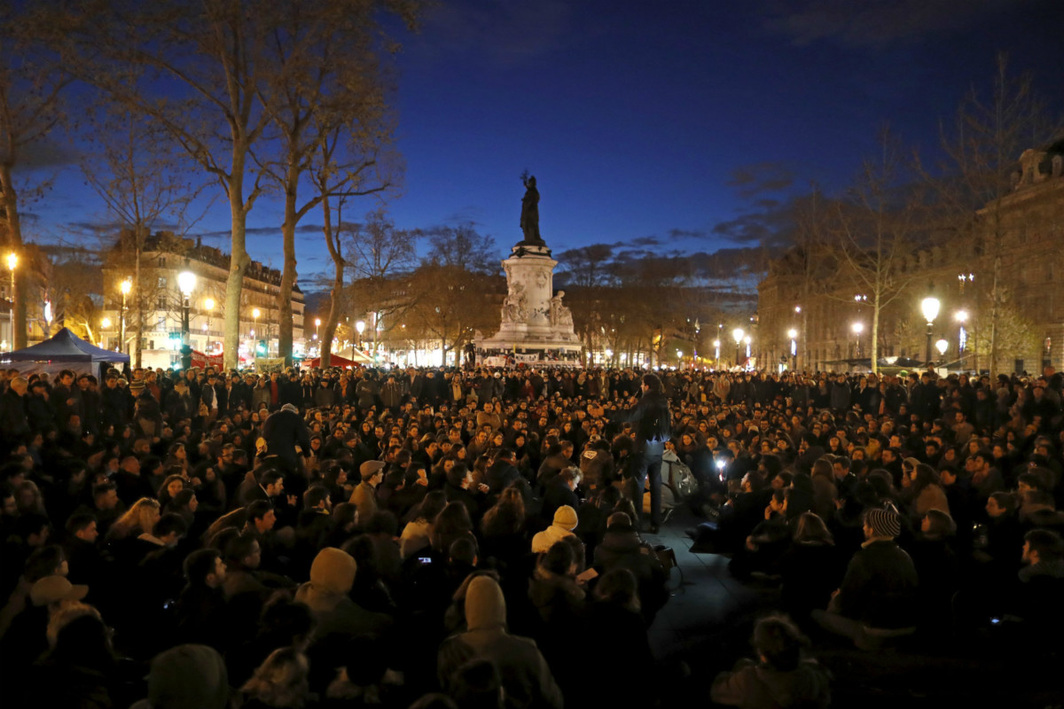 巴黎民眾發起「晚自立」運動，表達對勞工法改革及政府的不滿。　圖片來源：路透社