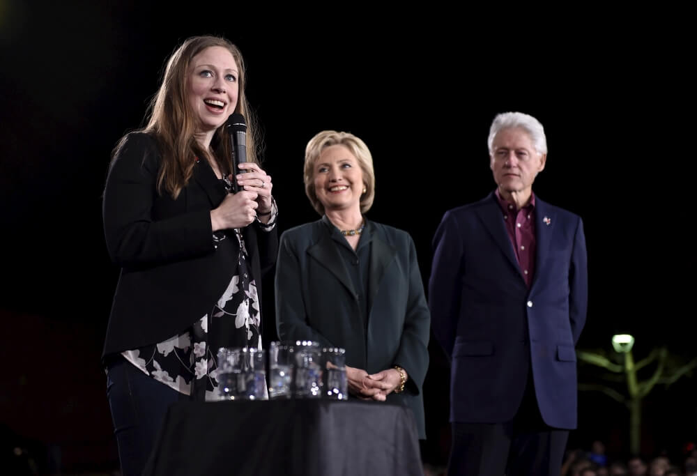 克林頓夫婦與他們的寶貝女 Chelsea。圖片來源：路透社