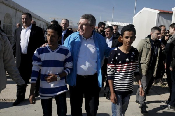 國際奧委會主席 Thomas Bach 到訪難民營　圖片來源：路透社