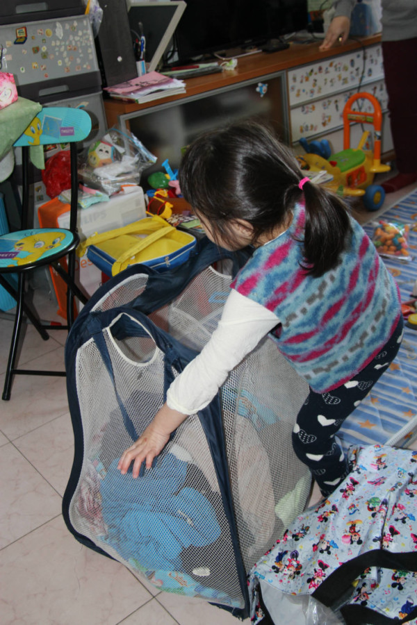 能力所及的話，晴晴會幫忙做簡單家務，令媽媽感到欣慰。