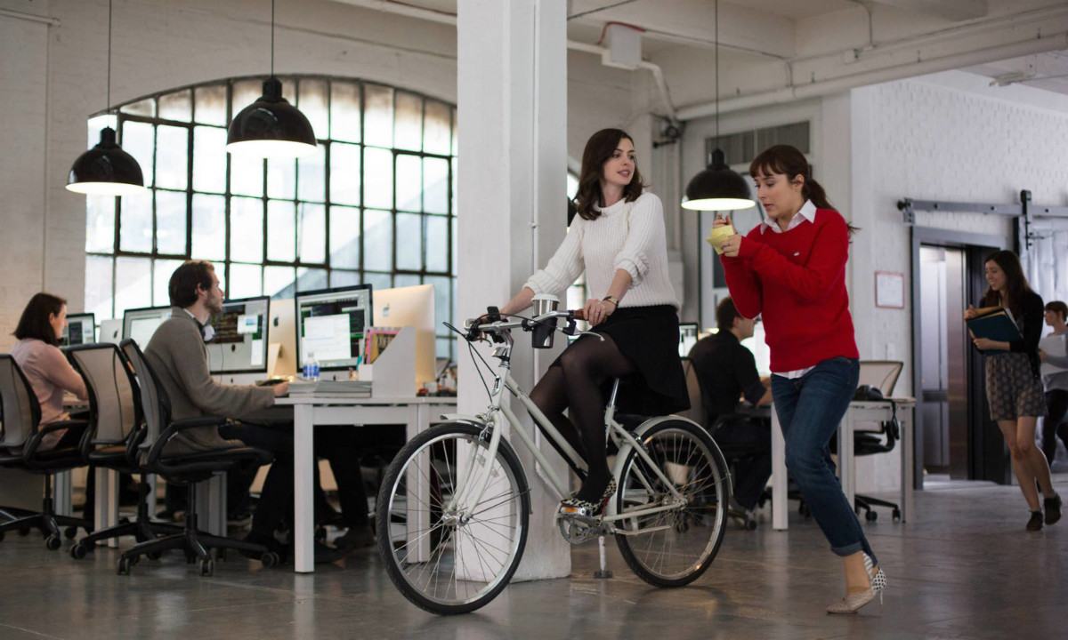 電影「見習無限耆」中，飾演女主角的 Anne Hathaway 在辦公室踩單車。