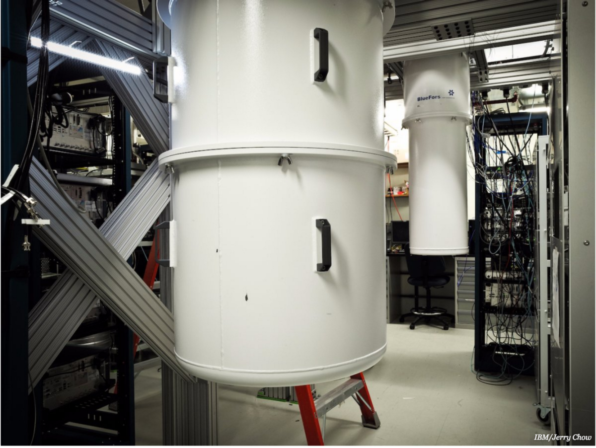 貯存量子電腦的特製雪櫃，內部接近絕對零度。　圖片來源：IBM