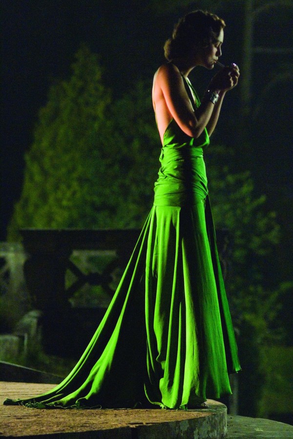 Kiera Knightly 穿上翠綠絲綢長裙的女神造型。