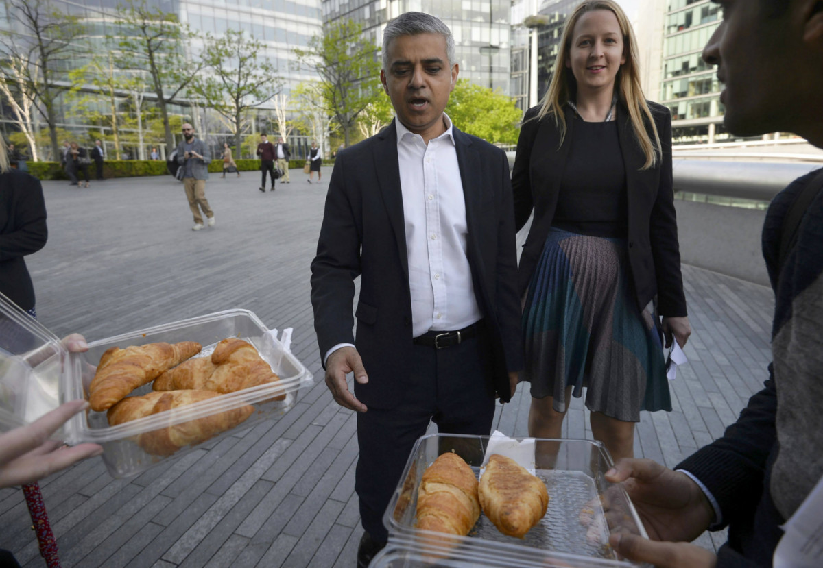 倫敦市長 Sadiq Khan 是穆斯林也是英國人，而且吃牛角包，經濟學人論其勝選：「啟蒙、成熟冷漠的一場勝利。」　圖片來源：路透社