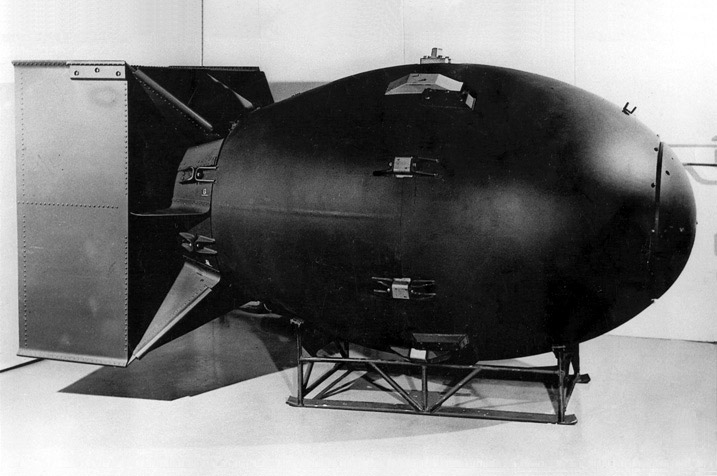 即將空降長崎的原子彈「Fat Man」。　圖片來源：US National Archive