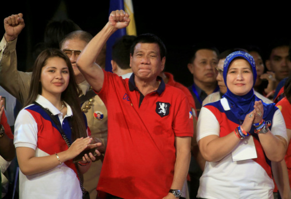 菲律賓的毒品及罪惡問題，催生了「Ma' Rosa」這套電影，亦令主張嚴打所有罪犯的 Rodrigo Duterte（中）贏得選民歡心。圖片來源：路透社
