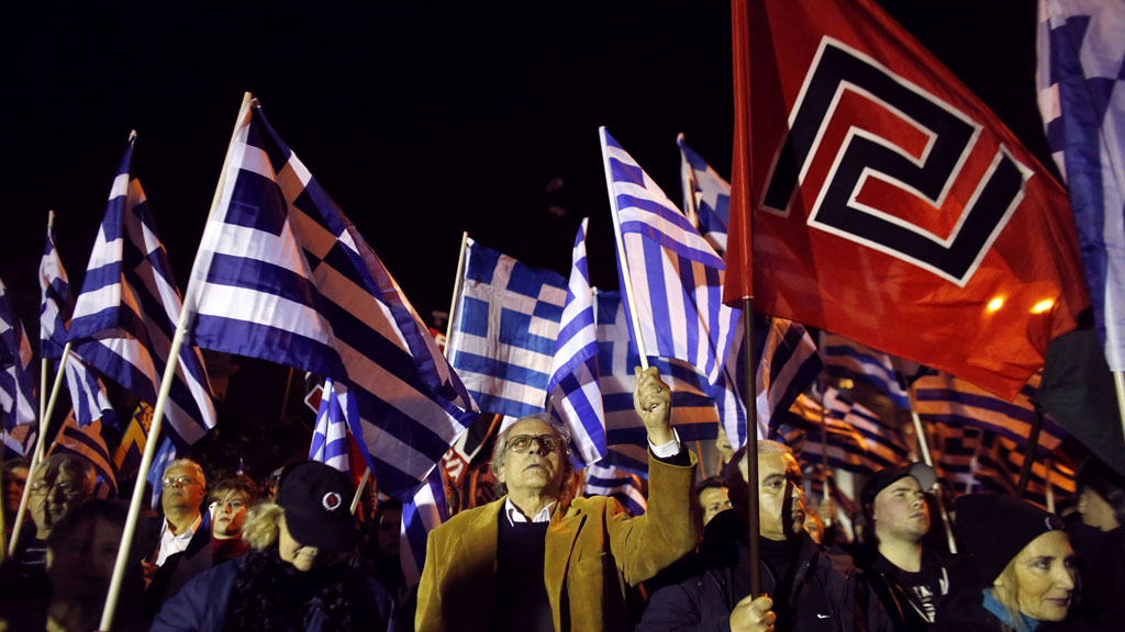 希臘新納粹組織「金晨」（Golden Dawn）自組衛隊，行動針對中東難民。　圖片來源：路透社