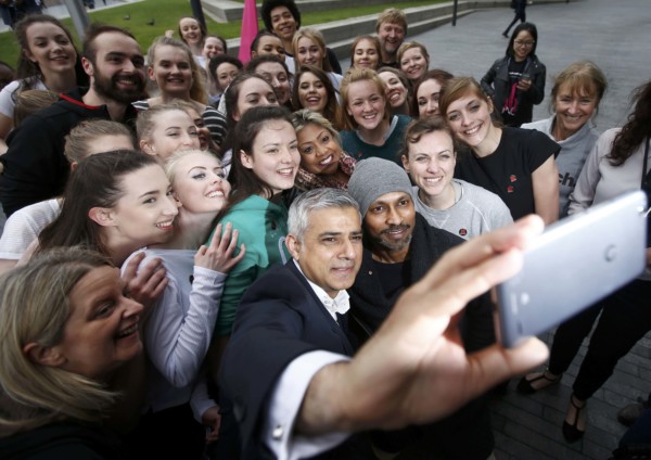 新任倫敦市長與市民自拍。 圖片來源：Reuters