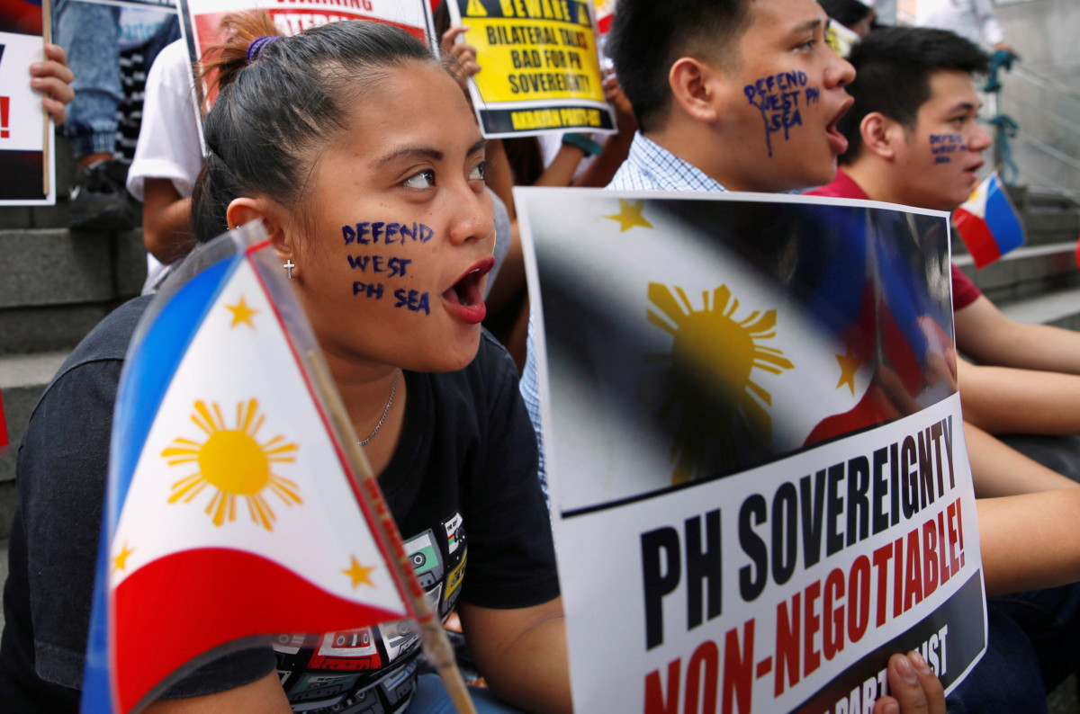 菲國人就南中國海領土爭議在馬尼拉中國大使館前抗議示威。 圖片來源：路透社