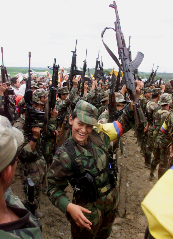 FARC 士兵舉起步槍。 圖片來源：路透社