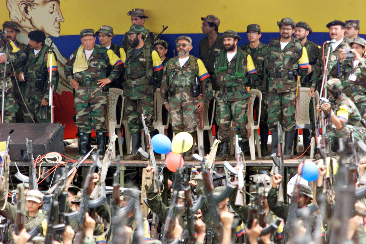 2000 年，FACR 的首領在台下點閱士兵。 圖片來源：路透社