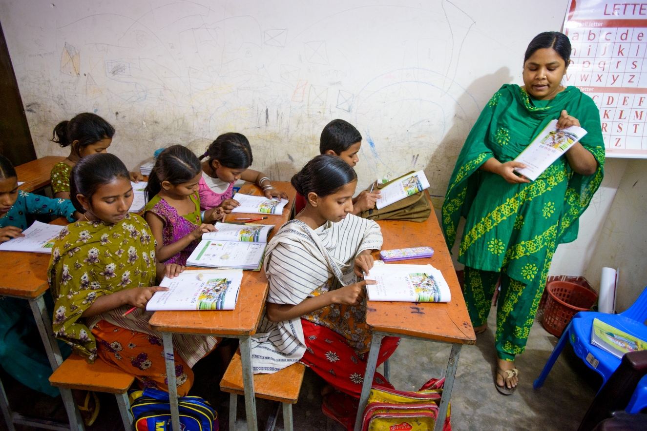 宣明會在孟加拉達卡石宿區開設夜校，讓童工有機會讀書。