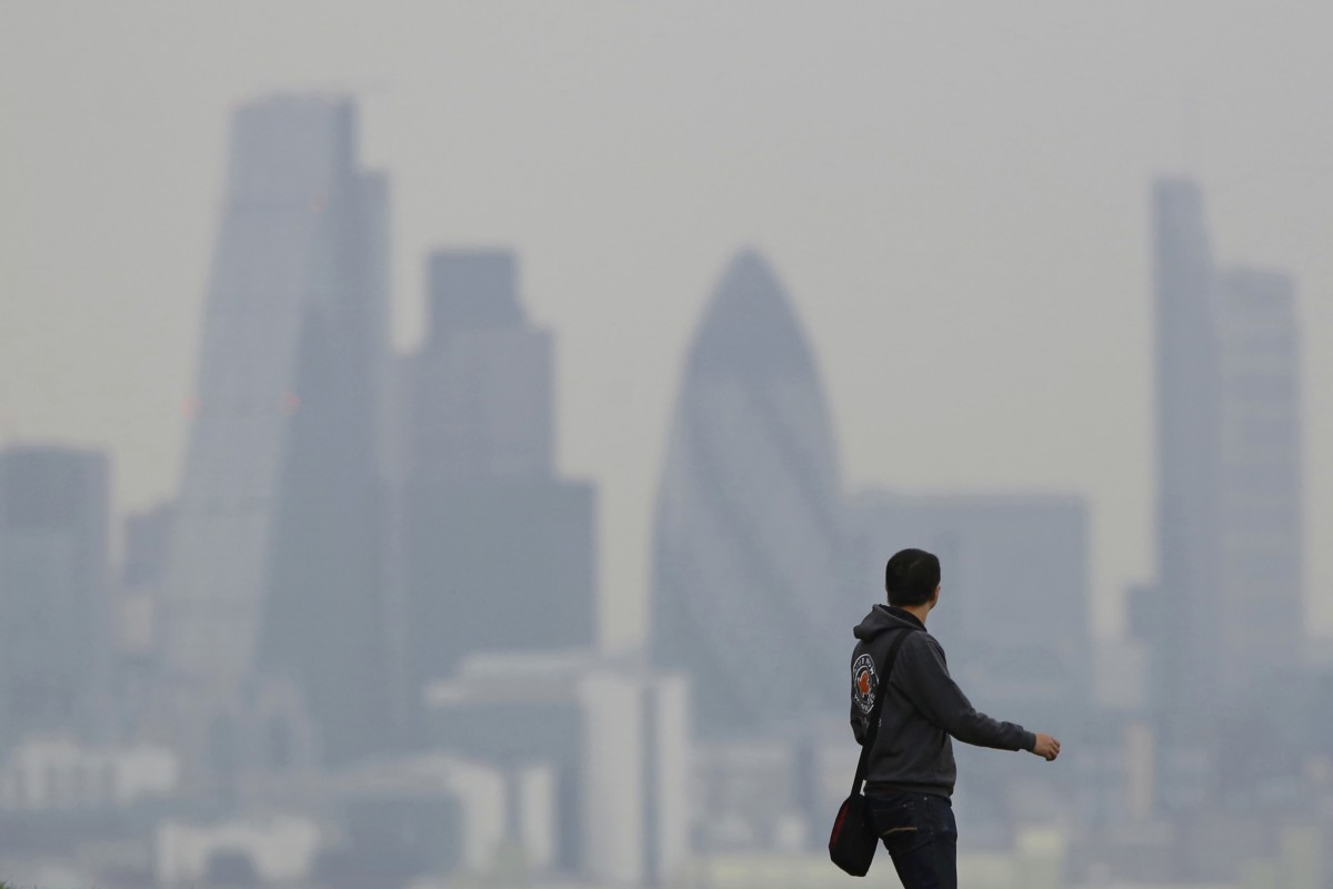 一男子在格林威治公園眺望倫敦迷濛的天際。新任倫敦市長關注倫敦空氣污染嚴重問題。　圖片來源：路透社