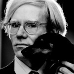 Andy Warhol 出名朋友多，卻 Warho l在他的書 The Philosophy of Andy Warhol ( From A to B and Back Again ) 中提到自己曾因為找不到心目中的深交，所以去了看精神醫生。難道 Warhol 是個世紀自戀者？圖片來源： Wikipedia