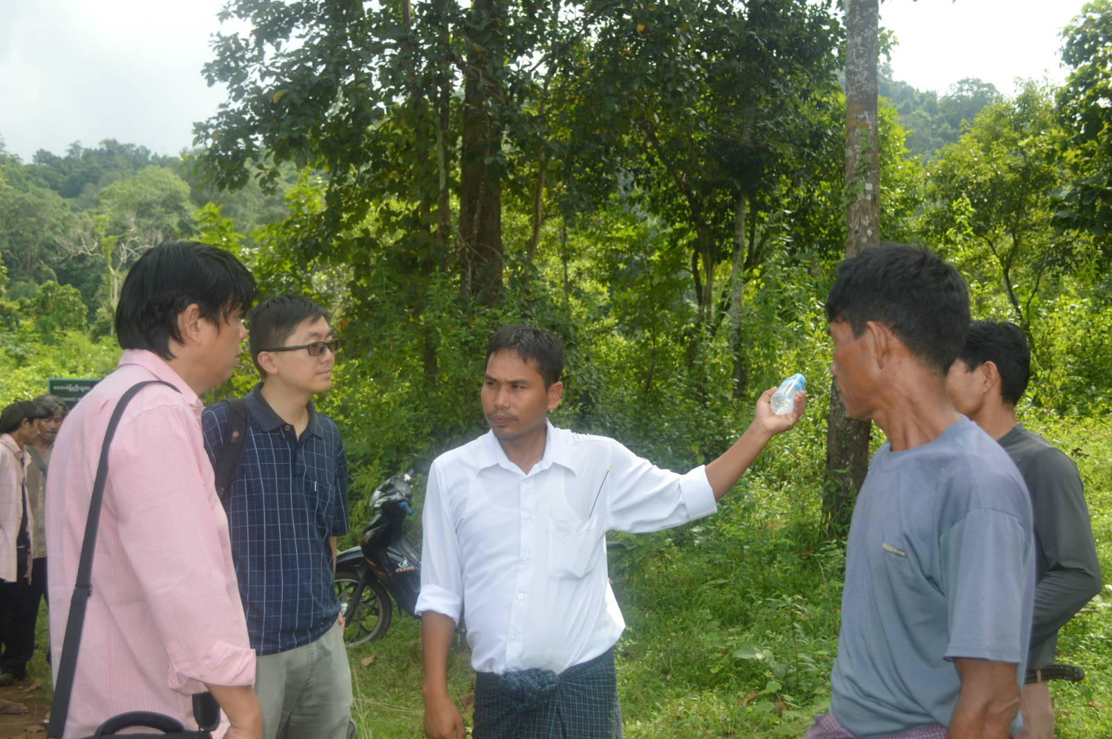 克欽邦的森林用戶小組成員介紹社區森林的管理情況。