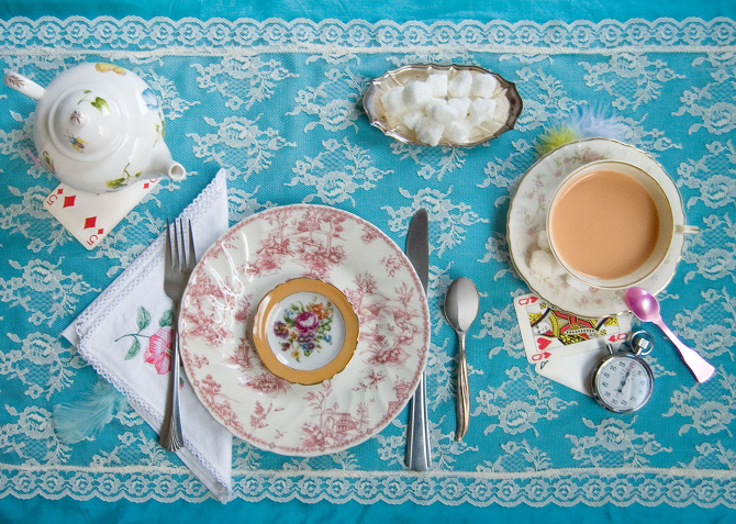 愛麗絲夢遊仙境／Lewis Carroll，瘋狂喝下午茶的盛宴