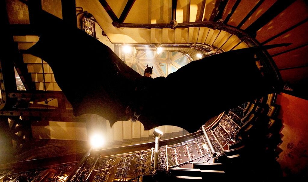 蝙蝠俠無超能力，只能靠披風飛天，但理科生精密計算後，發現用這件披風滑翔，只會非死即傷。圖片來源：imdb