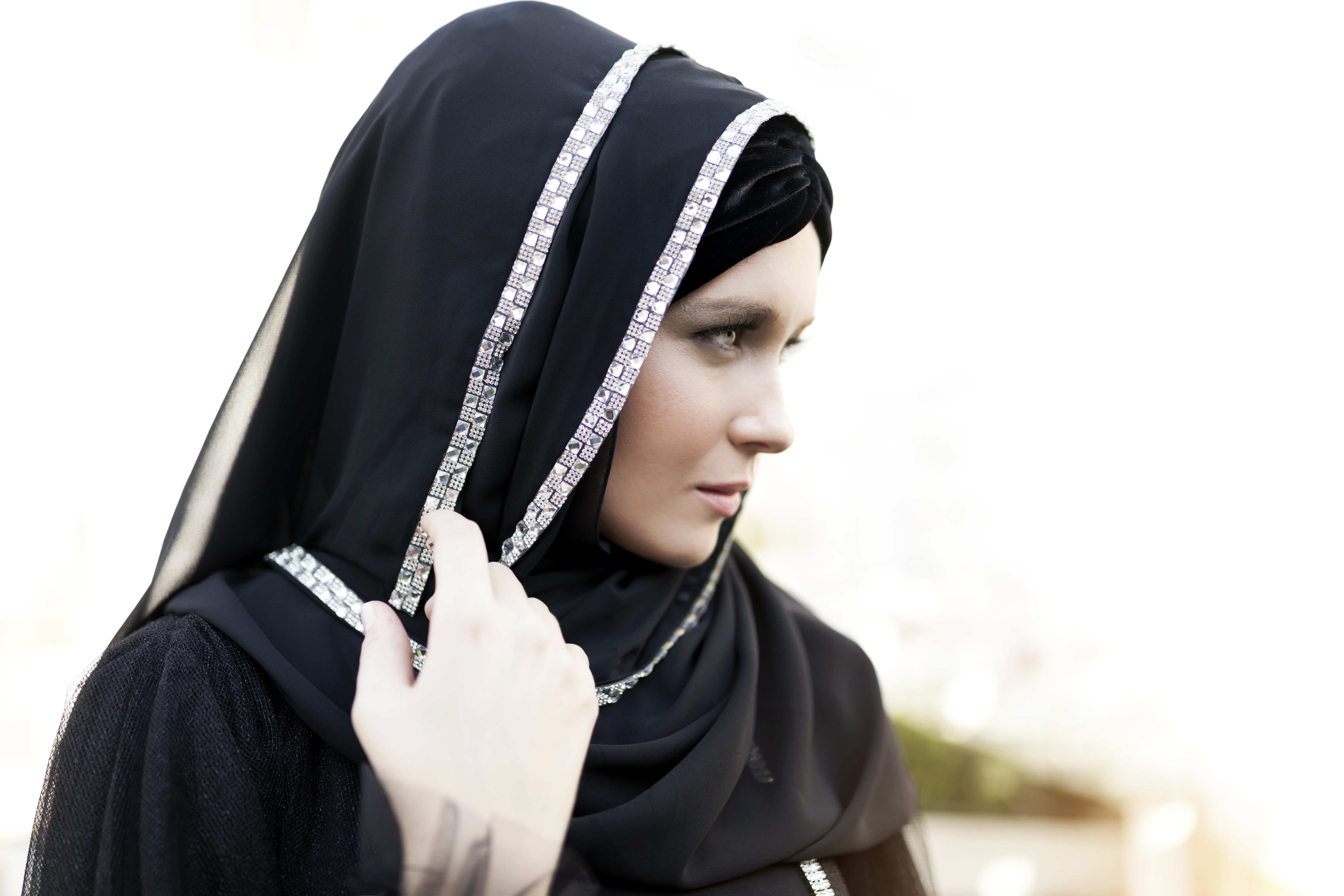 自 1979 年起，伊朗女性在公開場合必須戴上頭巾，否則即是犯罪。