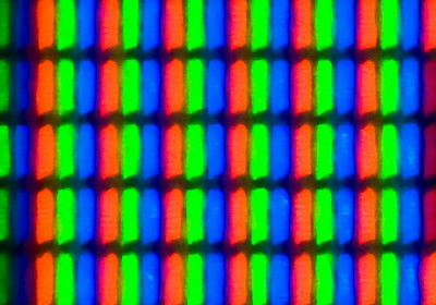 螢幕主要透過這些紅綠藍的光管顯示影像，愈低像素影像愈模糊
