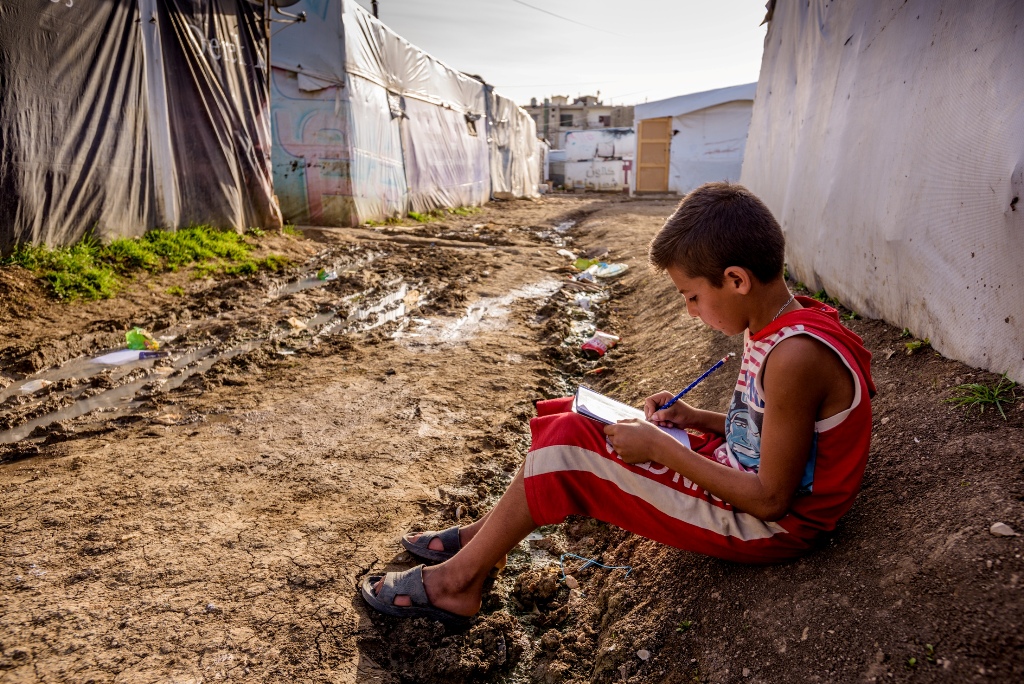 這名暫時棲身黎巴嫩難民營內的敍利亞難民男童，仍然專心學習。