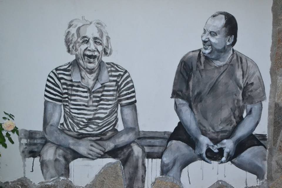 與村民談笑風生的愛因斯坦。圖片來源：PCCA Old Iron Village Bulgaria