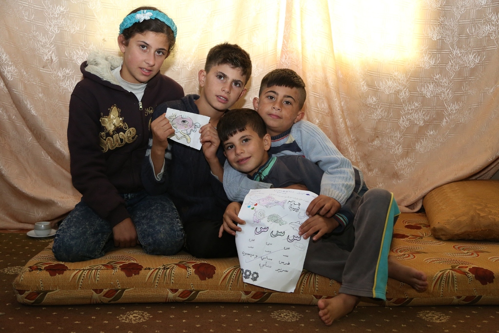 十歲的阿默（左二）和八歲的穆罕默（右一）與家人從敍利亞逃到約旦後，因為賺錢幫補家計，未能上學。