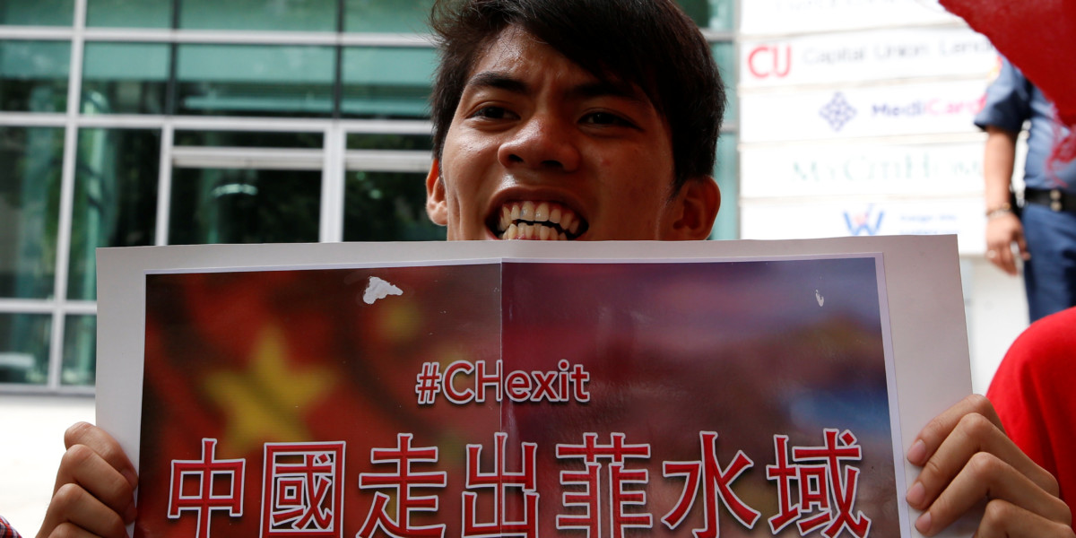 菲律賓民眾示威，要求「中國走出菲水域」（#Chexit）。 圖片來源：路透社