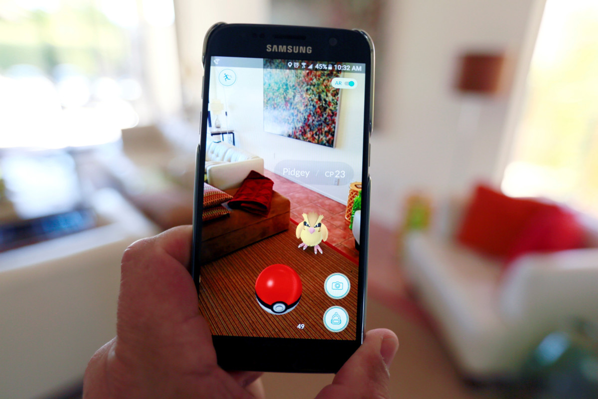 任天堂新手機遊戲 Pokémon Go 玩法新穎，可從圖中可見，它融入了 AR 技術。 圖片來源：路透社