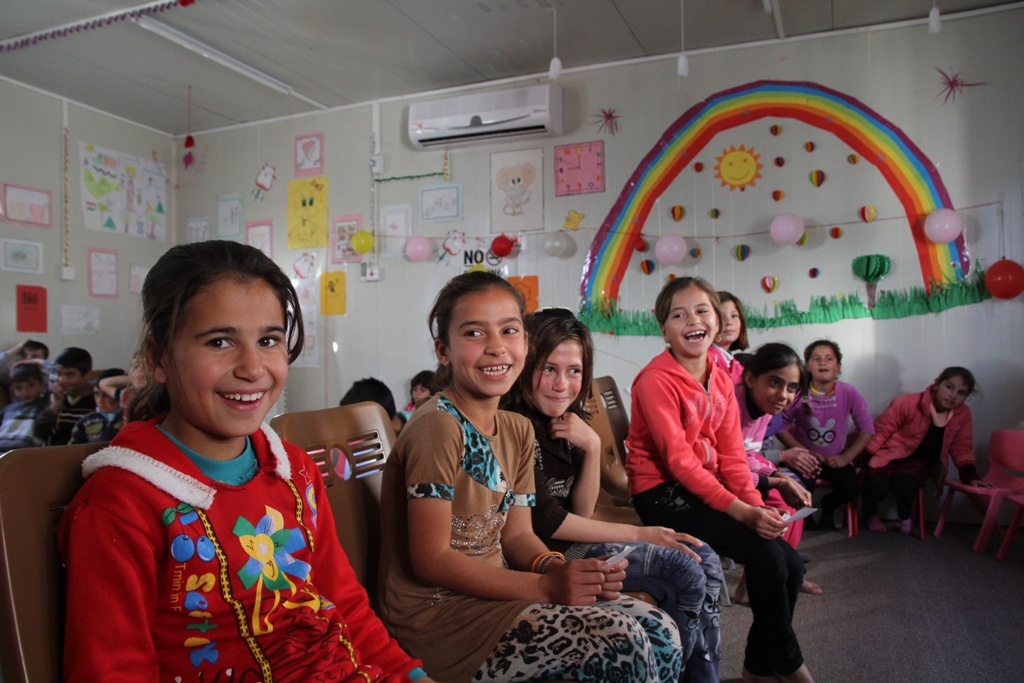 兒童在伊拉克難民營內的兒童天地，可以安全地學習和遊戲。