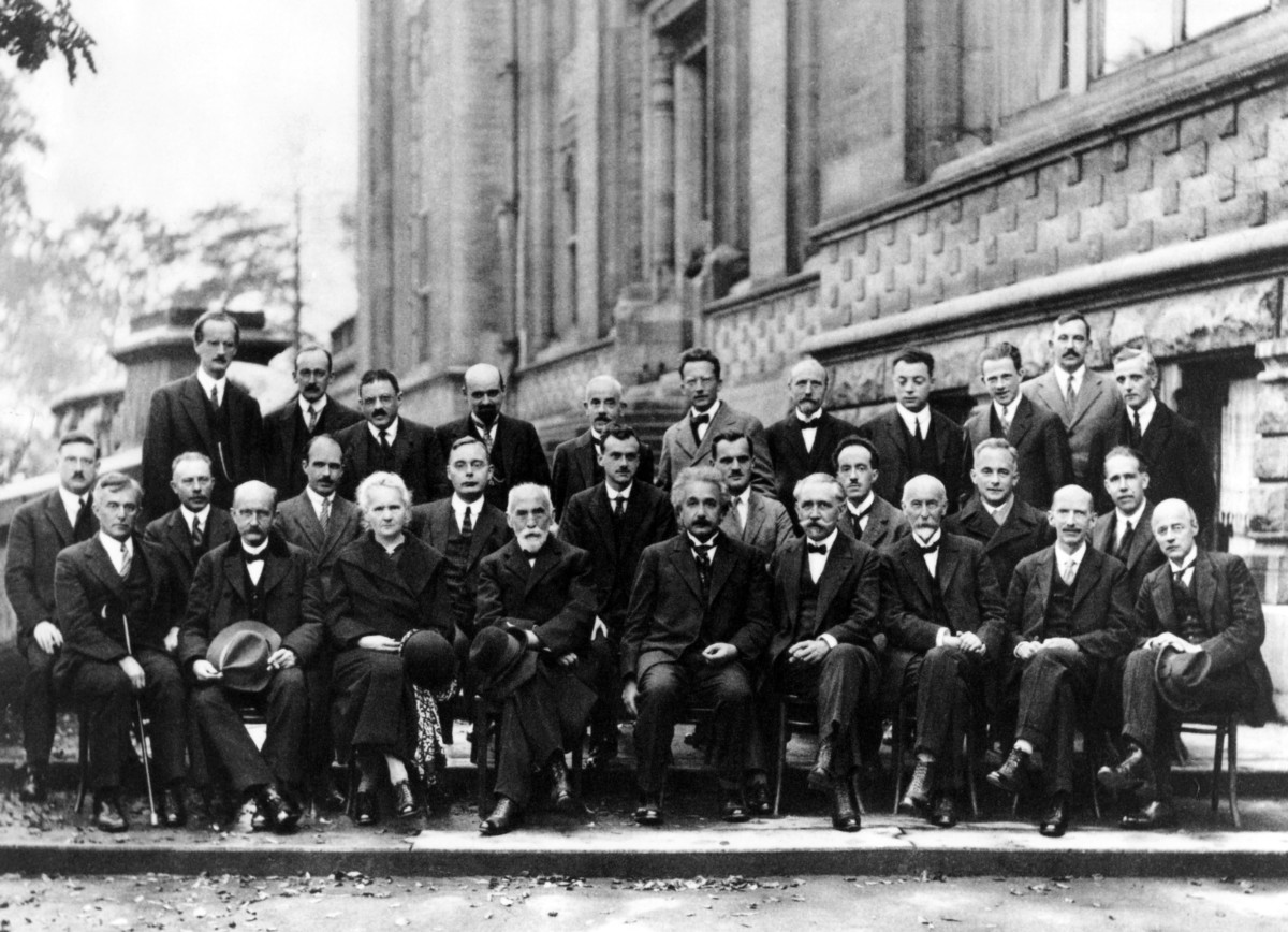 1927 年參與索爾維會議的科學家合照。出席者皆是當時世上最舉足輕重的物理學家，包括愛因斯坦、居禮夫人、波耳、龐加萊等。 圖片來源：wikicommons