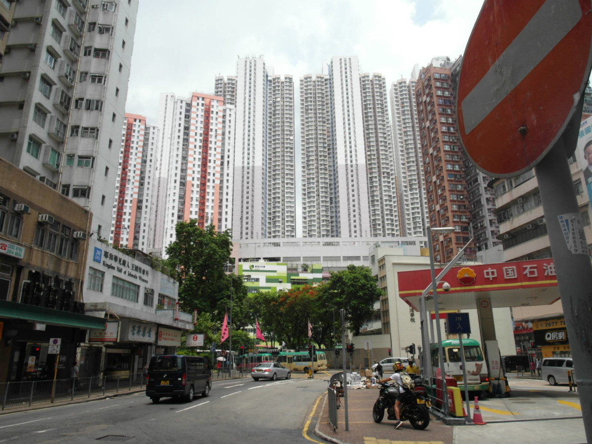 香港仔本是石排灣，但今石排灣邨所在地，則在香港仔旁山上。