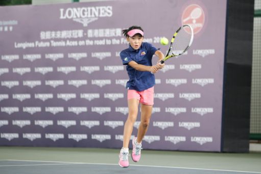 11 歲的香港網球女將韋怡靜，贏過不少獎，夢想為職業球手，父母說：「打波唔係贏就輸，輸係自然的事……每樣事情最緊要都係態度，好似讀書未必要考全級頭幾名，但上堂做功課都要認真。」。圖片來源：LONGINES