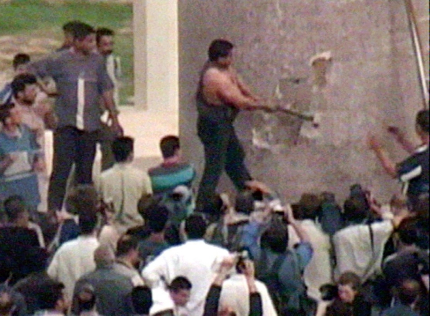 當年 Kadhim al-Jabbouri 舉起大錘，對薩達姆銅像又打又錘，現在他卻寧願獨裁再來。圖片來源：路透社電視台
