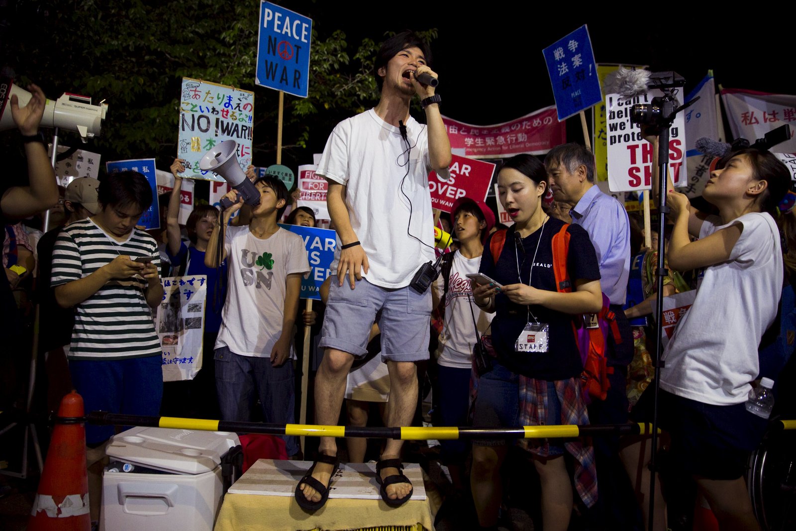 雖有學生政治團體 SEALDs 冒起，但日本大部份青年仍對政治不太關心，普遍投票意欲甚低。圖片來源：路透社
