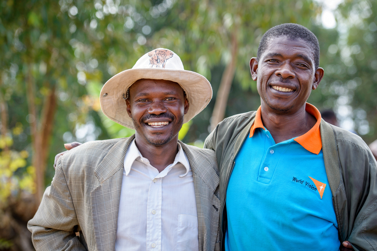 盧旺達的安德魯（右）和卡利斯特（左）經歷了1994年盧旺達大屠殺後，因參加宣明會的重建和平項目，放下了種族仇恨。