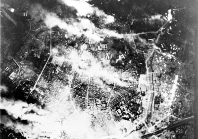 1945 年 5 月 25 日，東京遭燃燒彈轟炸後的燃燒場景。圖片來源：wikipedia