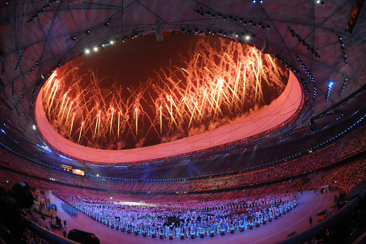 開幕式中，運動員進場後的煙花匯演，一片火紅。圖片來源：Wikimeia