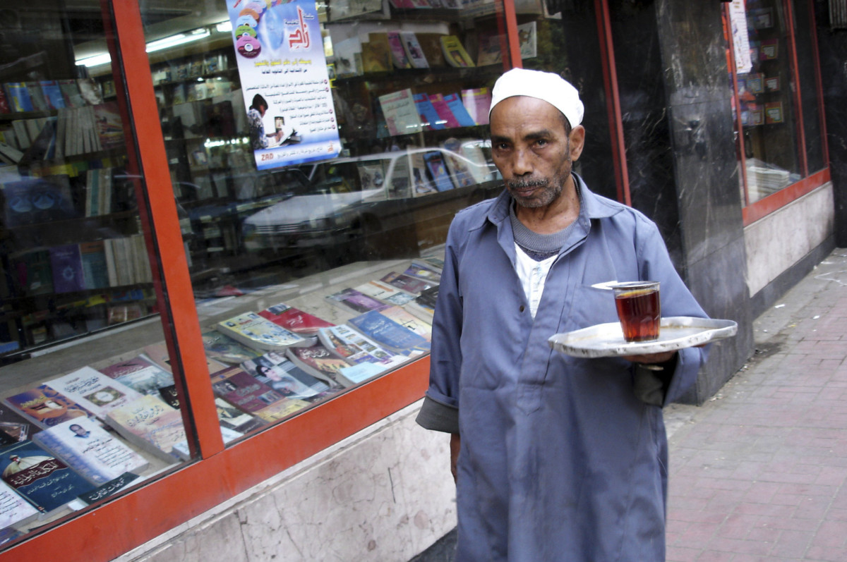 開羅的「送茶員」（Tea Courier Man）。　圖片來源：iStock