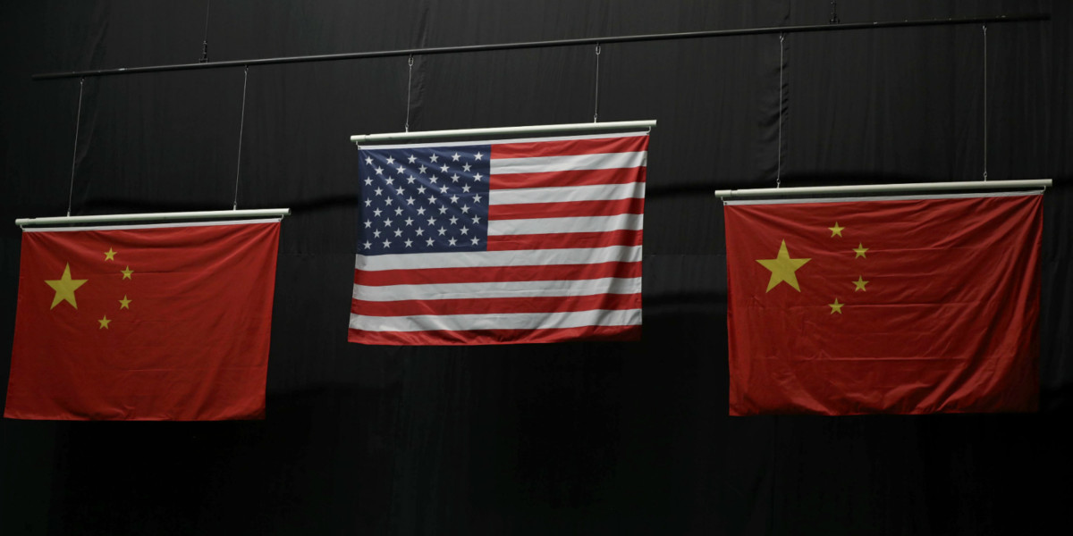 奧運所用國旗全由中國印製，偏偏五星紅旗出錯。　圖片來源：路透社