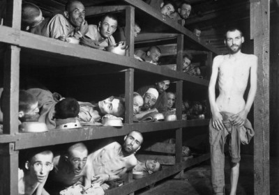 1945 年 4 月美軍解放納粹布痕瓦爾德集中營拍攝的倖存者。圖片來源：wikipedia
