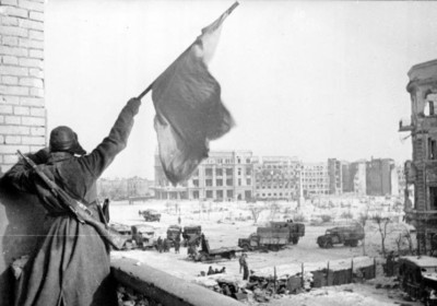 紅軍士兵在 1943 年獲勝後於史太林格勒城中揮動旗幟。圖片來源：wikipedia