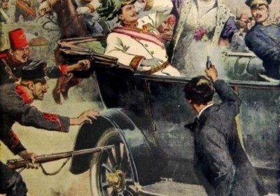 意大利報章「周日信使報」於 1914 年7 月 12 日出版的報紙上所刊登的刺殺事件插圖，由阿奇·貝爾特拉姆創作。圖片來源：wikipedia
